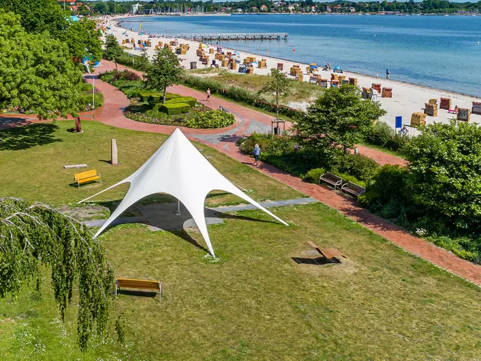 Star tents illuminated in colour